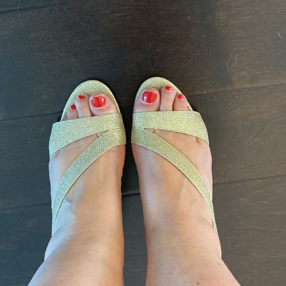 Very stylish golden heeled sandals - Picture 2 of 6